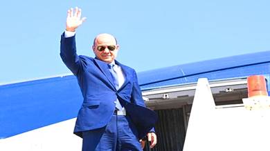رئيس مجلس القيادة الرئاسي يغادر عدن في جولة اوروبية جديدة